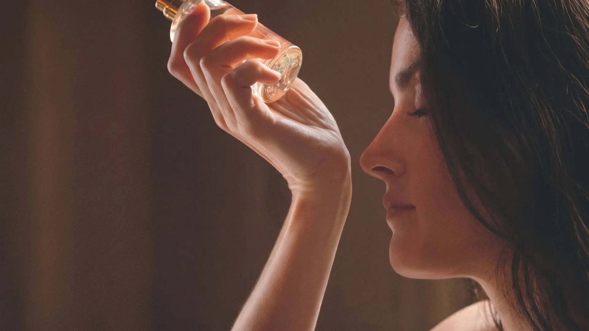 نحوه صحیح استفاده از عطر برای ماندگاری بیشتر