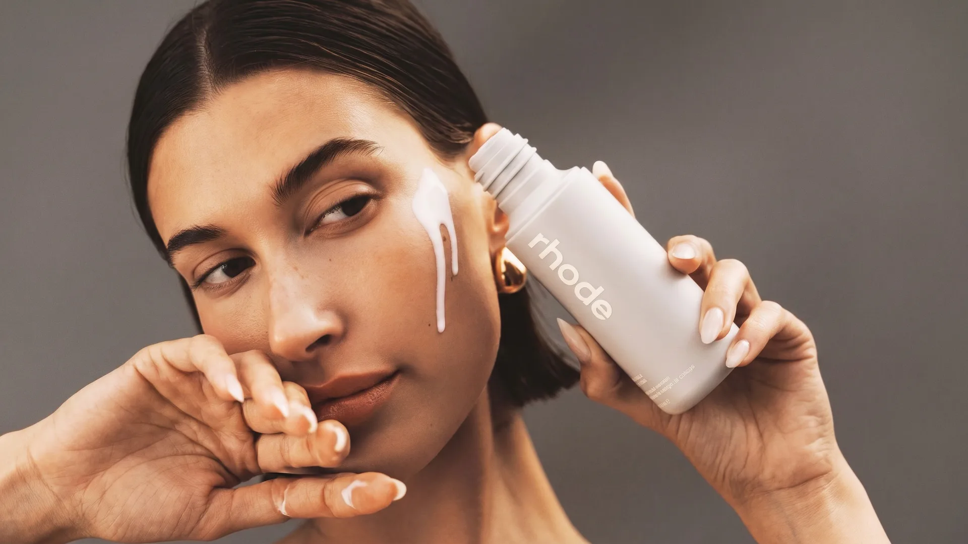  Rhode Glazing Milk؛ راز درخشش پوست به سبک هیلی بیبر